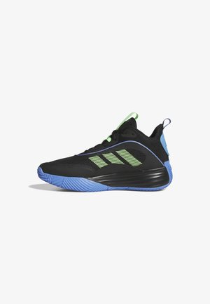 Chaussure de sport noire avec semelle bleue, accents verts, trois bandes vertes sur le côté et languettes de traction au talon et à la languette.