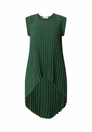 Robe sans manches vert foncé avec encolure ronde, tissu plissé et ourlet asymétrique plus long à l’arrière qu’à l’avant.
