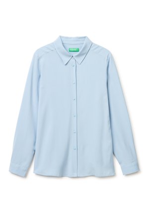 Hellblaues, langärmeliges Hemd mit Knöpfen, spitzem Kragen und grünem "United Colors of Benetton"-Etikett im Nackenbereich.