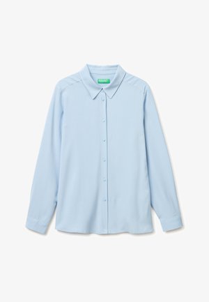 Hellblaues, langärmeliges Hemd mit Knöpfen, spitzem Kragen und grünem "United Colors of Benetton"-Etikett im Nackenbereich.