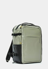 Zaino grigio e nero dal design elegante, realizzato con materiali resistenti, dotato di più scomparti e spallacci regolabili. Inclusi dettagli gialli.