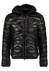 Schwarze Steppjacke mit glänzendem Finish, mit Kapuze, Reißverschluss und einer Brusttasche. Durchgehend strukturierte Steppmuster.