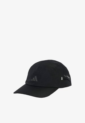 Schwarze Adidas Sportkappe mit gebogenem Schirm, vorne mit reflektierendem Logo und seitlich mit dem Schriftzug „Climaproof“.