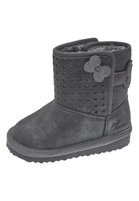 Černé půlboty s texturovaným svrškem, tečkovaným vzorem a dekorativním květinovým akcentem. Disponují měkkou vnitřní podšívkou a gumovou podrážkou.