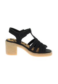 Sandal de ante sintético negro con punta abierta, múltiples tiras, talón ajustable y un tacón grueso y texturizado beige. La suela es antideslizante.