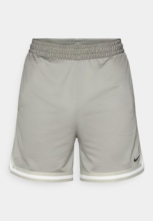 Szürke sportos rövidnadrág texturált anyagból, rugalmas derékpánttal és fehér csíkozással a szegélyen. Fekete Nike logó az oldalon.