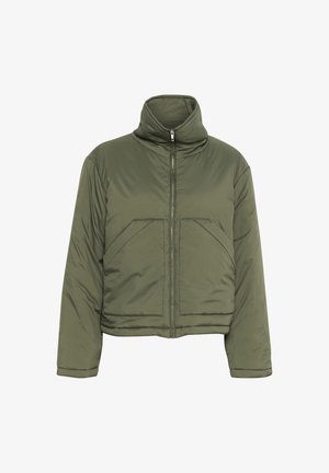 Veste en duvet courte de couleur vert olive, avec un col haut, une fermeture éclair à l'avant et deux grandes poches angulaires sur la poitrine. Matière extérieure lisse et brillante.