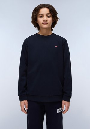 Marineblaues Sweatshirt mit Rundhalsausschnitt und langen Ärmeln, das ein kleines rot-weißes Flaggenlogo auf der Brust und gerippte Bündchen aufweist.