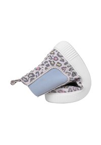 Sneakers bez sznurowadeł w panterkę z szaro-różowym wzorem, niebieskim akcentem z tkaniny oraz białą gumową podeszwą. Cechują się teksturowaną powierzchnią.