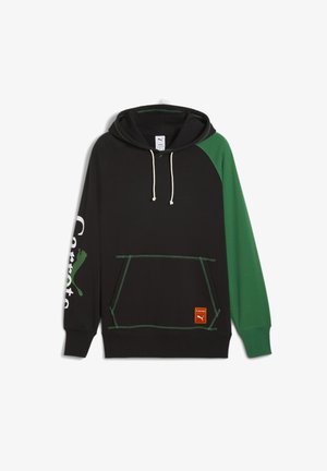 Crna dukserica s kapuljačom i zelenim rukavima, podesivom vezicom, prednjim džepom i narančastom oznakom s natpisom "Carrots" i Puma logotipom. Detalji kontrastnog šivanja.