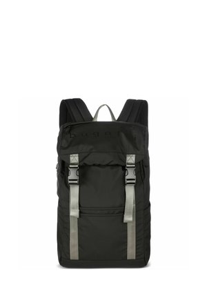 Schwarzer Rucksack mit vorderer Klappe, zwei silbernen Schnallenriemen, gepolsterten Schultergurten und einem Griff oben zum Tragen.