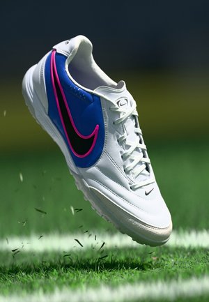TIEMPO LIGERA PRO TF - Voetbalschoenen voor kunstgras - white/black/racer blue/pink blast