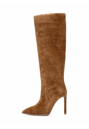 Brązowe zamszowe kozaki do kolan z ostrym noskiem, szpilkowym obcasem i gładką fakturą. Posiadają subtelny boczny szew, co podkreśla elegancki design.