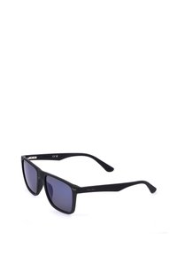 Lunettes de soleil rectangulaires noires avec verres teintés foncés et branches fines texturées sur fond blanc.