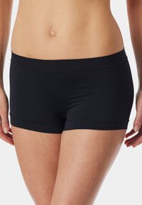 Schwarze Sportshorts mit tailliertem Design, aus glattem, dehnbarem Material gefertigt. Verfügt über einen breiten Bund und elegante, klare Linien.
