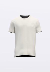 Tricou cu mânecă scurtă, bej deschis, cu guler și tiv negre. Prezintă un logo subtil pe piept. Textură netedă a materialului.