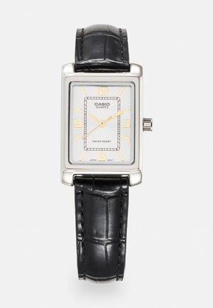 Casio rechthoekige quartzhorloge met een zilveren wijzerplaat, gouden accenten, een zwart krokodillenleder armband en waterdichtheid.