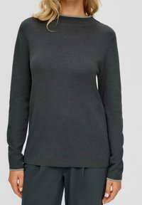 Pull en maille gris foncé à manches longues avec une coupe légèrement ample, encolure ronde et tissu texturé. Bordures vert clair au col et aux poignets.