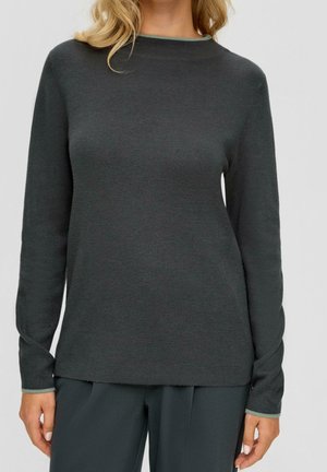 Maglione grigio scuro a maniche lunghe con una vestibilità leggermente larga, scollo rotondo e tessuto testurizzato. Bordo verde chiaro al colletto e ai polsini.
