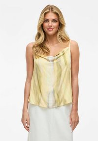 Tienda sin marcar: Top de tirantes con cuello de cisne en amarillo y crema, fabricado en una tela ligera y fluida. Presenta suaves patrones acuarelados y tirantes delgados.