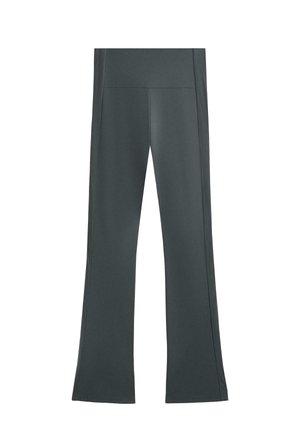 Pantaloni da allenamento svasati di colore grigio scuro, realizzati in tessuto liscio ed elastico. Presentano un alto punto vita e accenti a coste verticali sui lati.