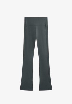 Pantaloni da allenamento svasati di colore grigio scuro, realizzati in tessuto liscio ed elastico. Presentano un alto punto vita e accenti a coste verticali sui lati.