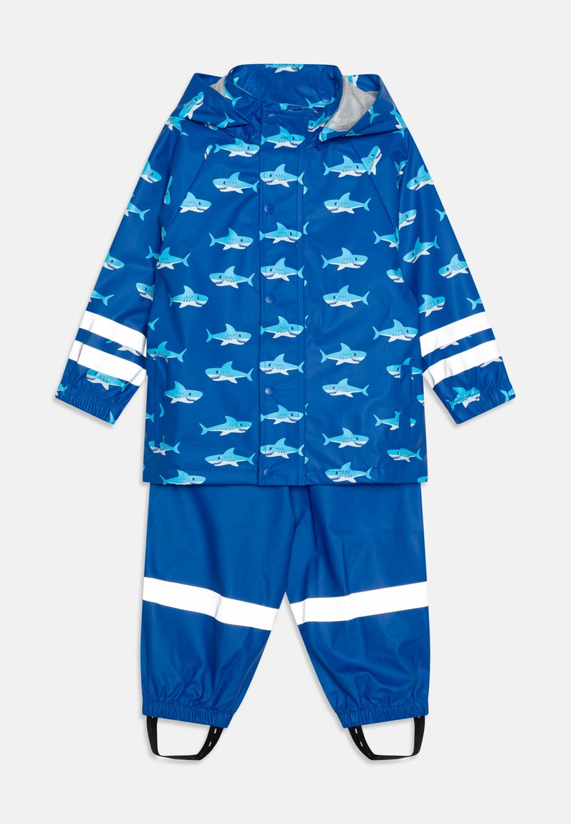 Zila lietus jaka un bikses komplektā ar haizivju rakstu, baltām atstarojošām svītrām un elastīgām aprocēm drošai piegulšanai. Ūdensizturīgs materiāls.