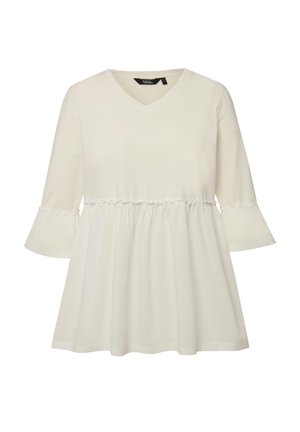 Bílý top s výstřihem do V a tříčtvrtečními rozšířenými rukávy. Má nařasený pas s volánkovými detaily. Měkká, lehká tkanina s hladkým povrchem.