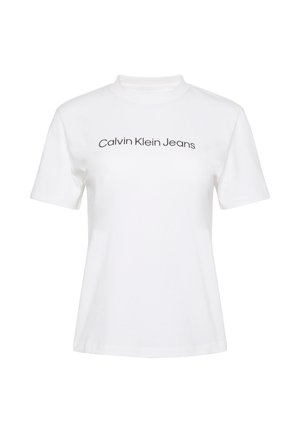 Camiseta blanca de algodón con cuello redondo y mangas cortas, con el texto "Calvin Klein Jeans" impreso en negro en el pecho.