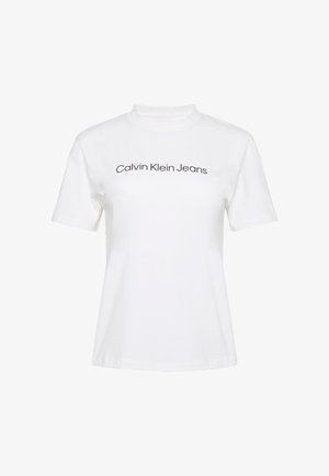 Camiseta blanca de algodón con cuello redondo y mangas cortas, con el texto "Calvin Klein Jeans" impreso en negro en el pecho.