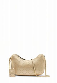 Goldfarbene Schultertasche aus Kunstleder mit geschwungener Form, geprägt mit Logomuster, Kettenriemen und Reißverschluss. Enthält ein kleines passendes Anhängeschild.
