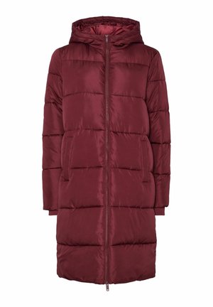 Bordeaux pufferjack met een capuchon, ritssluiting aan de voorkant, verticale quiltpatronen, zijzakken en ribgebreide mouwboorden. Zachte, glanzende textuur.