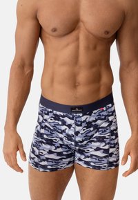 Herrboxershorts i marinblått och ljust blått camouflage-mönster, tillverkade av stretchigt tyg med en mjuk elastisk midjeresår.