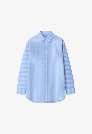 Lyseblå langærmet skjorte med knapper, hvide lodrette striber, spids krave og manchetter med knapper, vist på en hvid baggrund.