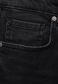 Schwarzer Denim-Stoff mit kleiner Fronttasche. Verfügt über einen silbernen Metallnieten und Nähte. Die Textur wirkt strapazierfähig mit einem leichten Glanz.