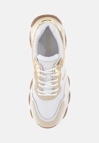 Sneaker bianco con accenti dorati e beige; materiali sintetici lisci e scamosciati; punta rotonda; lacci piatti; suola in gomma testurizzata; logo visibile.