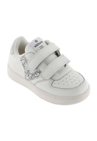 Bottines blanches en cuir avec deux bandes Velcro, boîte à orteils perforée, accent en paillettes argentées sur le côté et un col rembourré doux.