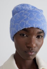 COACH SIGNATURE BEANIE - Kootud müts - mist blue