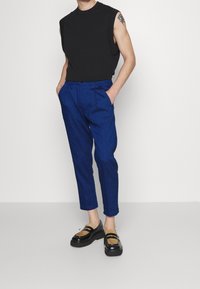 DRYKORN Pantalones - blue