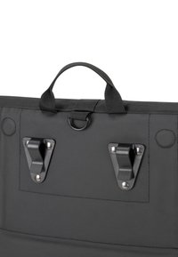 Borsa di stoffa nera con manico superiore, due clip in plastica triangolari, un anello metallico circolare e accenti cuciti per una maggiore durata.