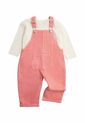 Maglietta a maniche lunghe color crema abbinata a salopette in denim rosa con bretelle regolabili e tasca frontale per bambini piccoli.