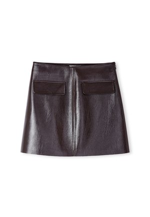 Jupe en simili cuir noir avec une texture brillante, forme en A, deux poches arrière et une fermeture éclair centrale au dos.