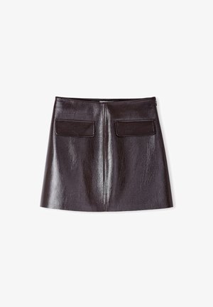 Jupe en simili cuir noir avec une texture brillante, forme en A, deux poches arrière et une fermeture éclair centrale au dos.