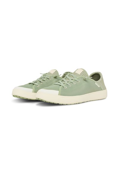 Une paire de baskets basses vert clair avec des semelles et des lacets blancs, présentée sous un angle légèrement incliné de face sur un fond uni.