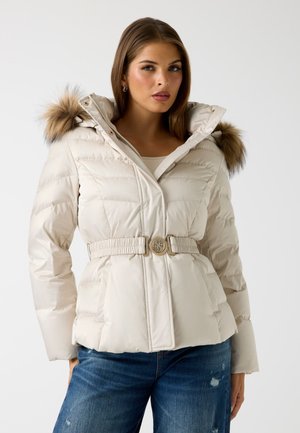 Giacca puffer beige chiaro con vita cintrata, dotata di cappuccio foderato in pelliccia, motivo trapuntato e due tasche laterali.