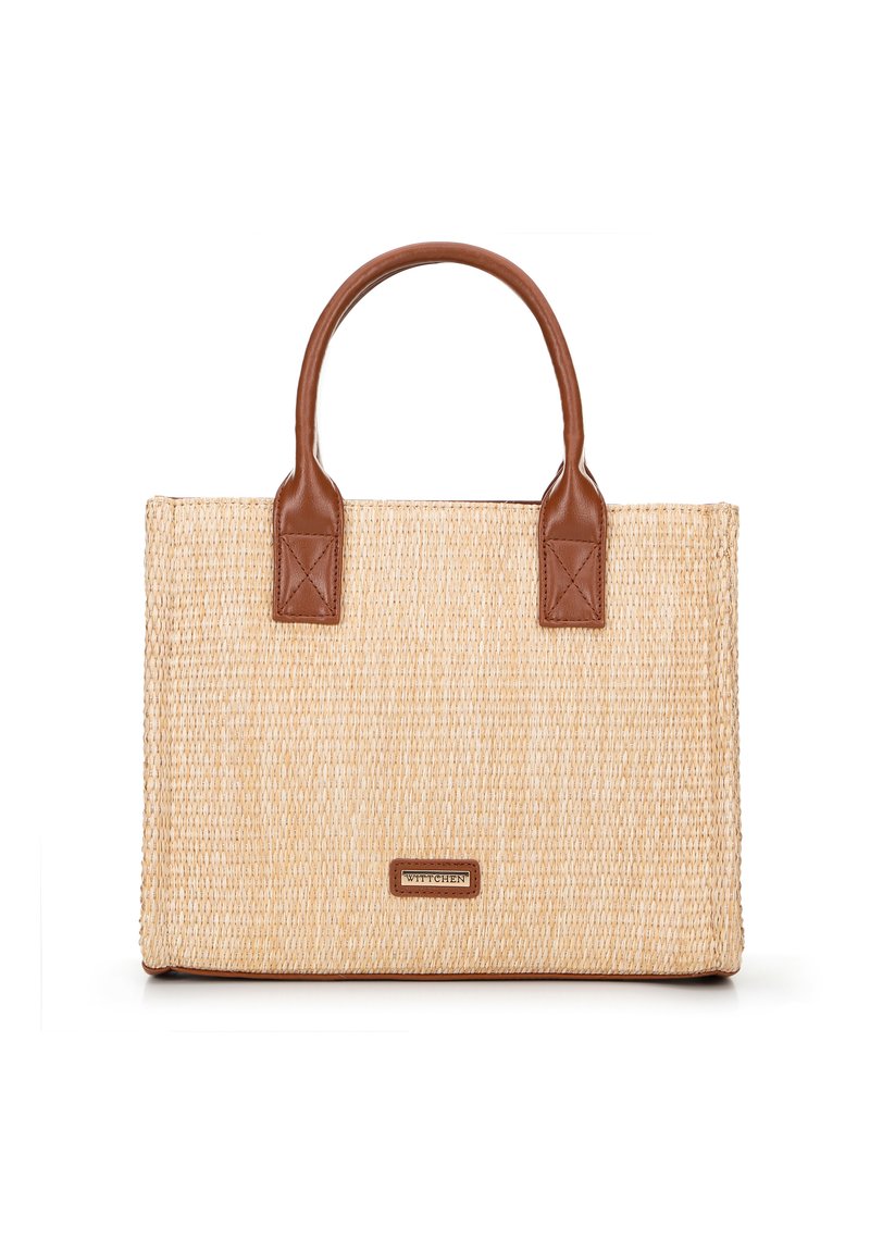 Bolso de paja trenzada con asas de cuero marrón, forma rectangular, superficie texturizada y una pequeña etiqueta de la marca en la parte frontal.