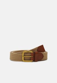 Cinturón tejido en color beige con una hebilla metálica dorada y acentos de cuero marrón. Presenta una superficie texturizada y un logo distintivo en la hebilla.