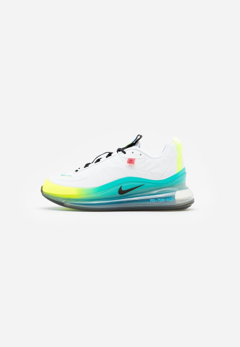 Baskets blanches avec semelle dégradée jaune fluo et turquoise, logo Nike noir, lacets noirs, et talon transparent amorti à air portant la mention MX-720-818.