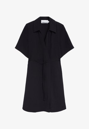 Zwarte wikkeljurk met een kraag, korte mouwen en een striktaille. Glad materiaal met een effen patroon en een ontspannen pasvorm.