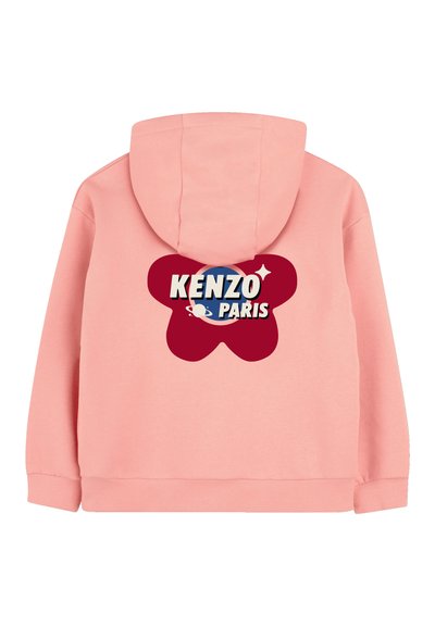 Un hoodie rose avec un grand graphisme en forme de papillon bordeaux, avec "KENZO" en blanc et "PARIS" en dessous en blanc au dos.